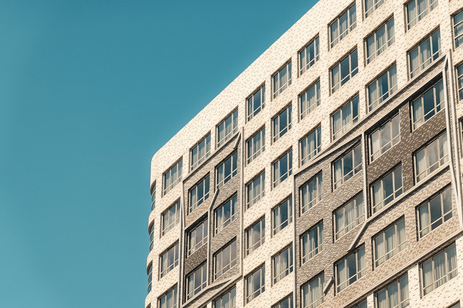Moderne Gebäudefassade als Beispiel betreuter Immobilien